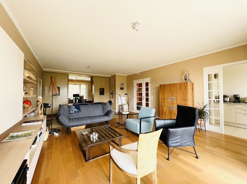 WOLUWE-SAINT-LAMBERT, ideaal gelegen vlakbij Roodebeek en Woluwe Shopping, prachtig APPARTEMENT (3 slaapkamers/2 badkamers) van ± 150 m² met een TERRA