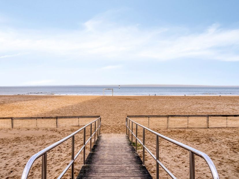 Op een uitermate gunstige locatie aan de Zeedijk van Knokke, grenzend aan Het Zoute, bieden we u dit handelsgelijkvloers aan. Het eigendom bestaat uit