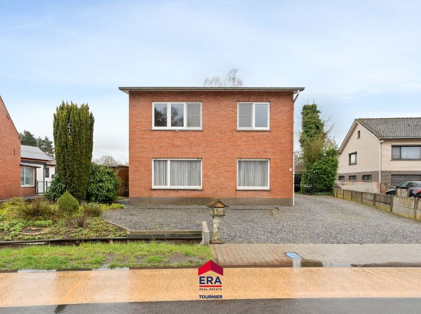 [[ DIT PAND NEEMT DEEL AAN DE ERA OPEN HUIZEN DAG OP 13/6 VAN 14:30 TOT 15:30 ]] Op een perceel van 7a32ca vind je deze ruime woning met een stevige b