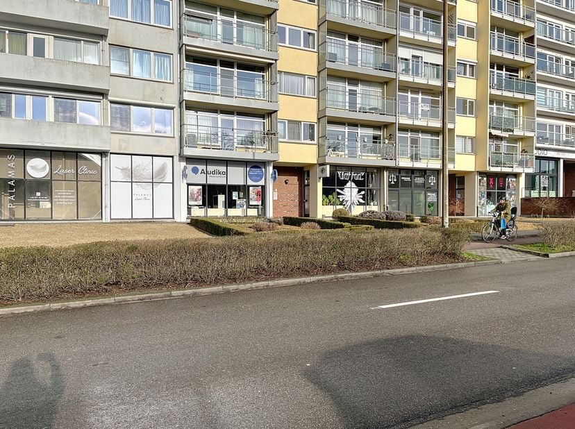 In het centrum van Genk gelegen handelsgelijkvloers van 73m². <br />
De ruimte is voorzien van metalen ramen met enkele beglazing en centrale verwarmi