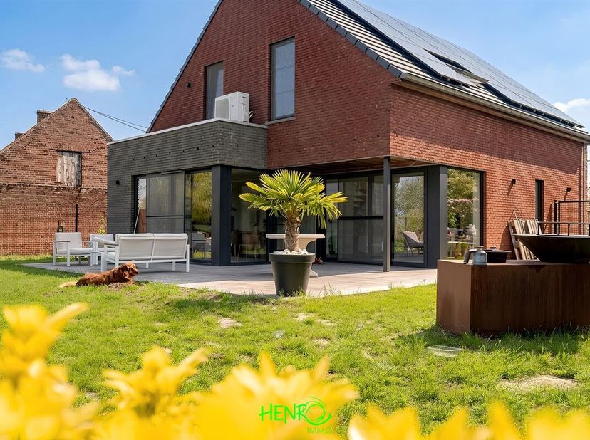 Prachtige hedendaagse villa met 4 gevels, gebouwd in 2021 door een gerenommeerde aannemer, rustig gelegen aan de voet van de Kluisberg in een landelij