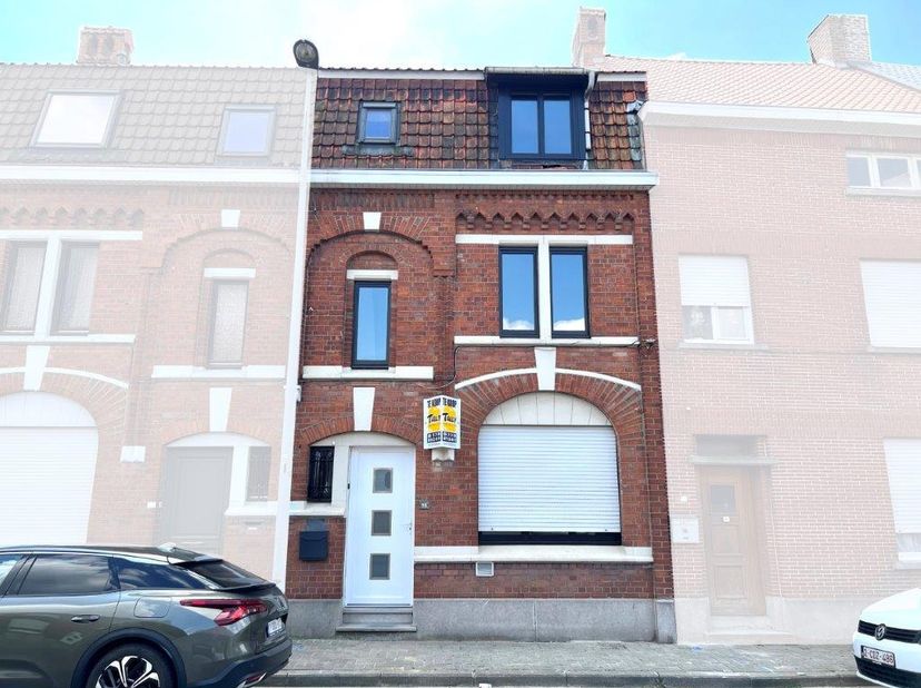 Deze instapklare woning biedt een inkomhal, ruime living, ingerichte keuken, apart toilet, praktische berging en een droge kelder. Op de eerste verdie
