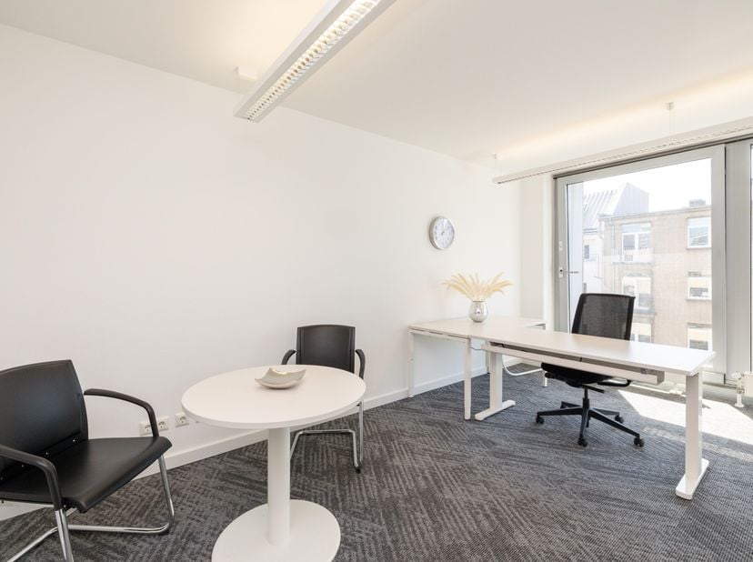 Volledige toegang tot professionele kantoorruimte voor 2 werknemers in Regus Klaverbladstraat 11<br />
<br />
Dit aanbod omvat een eigen kantoorruimte