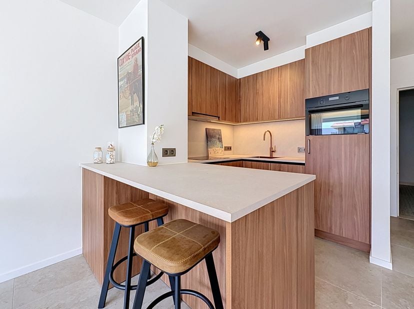 Dit appartement werd volledig gerenoveerd en ligt vlak bij het strand en de duinen.&amp;nbsp; Indeling: inkomhal met toilet, volledig ingerichte keuken, e