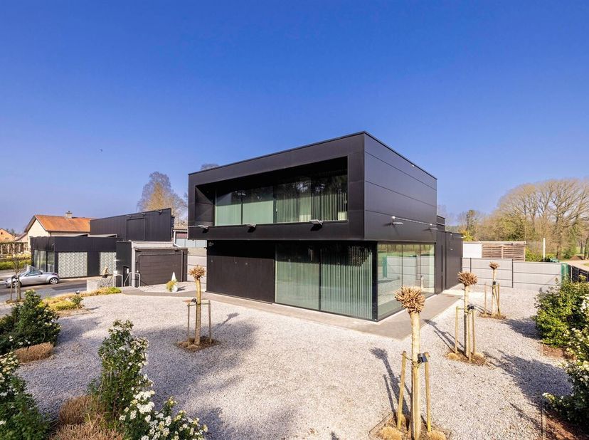 Recente open bebouwing met veel mogelijkheden te Herselt<br />
Bij het betreden van de woning komt u op het gelijkvloers in een grote polyvalente ruim