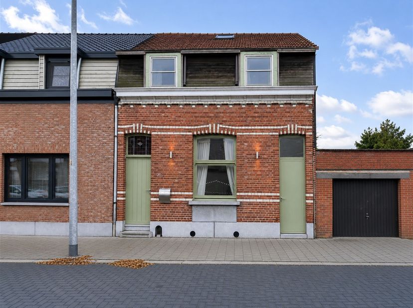 Gezellige, lichtrijke en verzorgde gemeubelde woning nabij het centrum van Schoten.<br />
<br />
<br />
Indeling:<br />
<br />
inkomhal / woonkam
