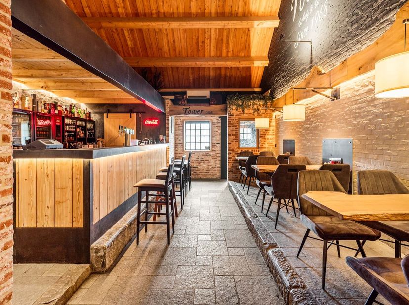 Immeuble commercial prêt à l'emploi avec 118 m² de surface<br />
<br />
Ce bâtiment horeca soigneusement entretenu constitue une belle opportunité p