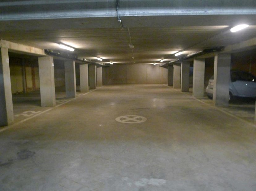 40 ondergrondse autostandplaatsen te huur te Sint-Kruis, vlakbij het centrum van Brugge.<br />
<br />
Er is keuze tussen verschillende autostandplaats