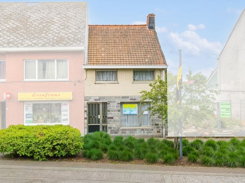 Bent u op zoek naar een renovatieproject met tal van mogelijkheden? Deze centraal gelegen woning in het hart van Oosterzele biedt een unieke kans voor