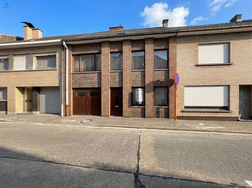 Te renoveren woning met 4 slaapkamers, garage en tuin op toplocatie in Denderleeuw<br />
Bent u op zoek naar een woning met ruimte, karakter én potent