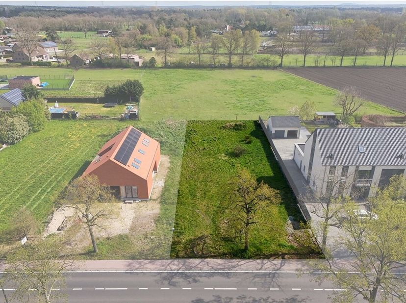 Gunstig gelegen bouwgrond voor open bebouwing op perceel van 11a01ca in Lommel<br />
Omgeving:<br />
+ Gelegen in een kindvriendelijke en residentiële
