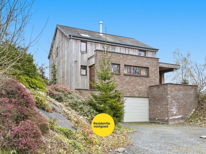 In een rustige en natuurlijke omgeving te Paliseul bevindt zich deze charmante woning, discreet gelegen midden in het groen. Het eigendom is omgeven d