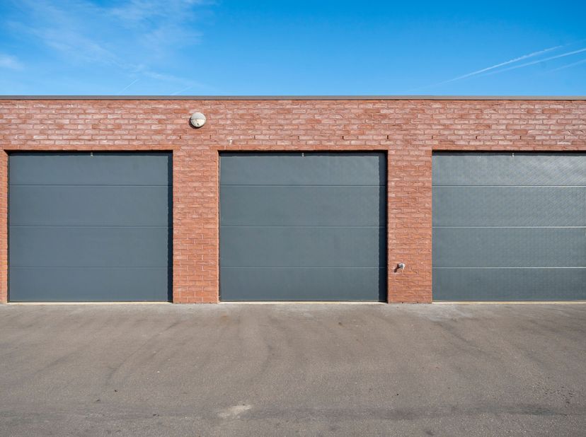 Garage te huur in centrum Poperinge<br />
Ruime privé garage te huur. Automatische poort en elektriciteit aanwezig!<br />
 Beschikbaar vanaf augustus<