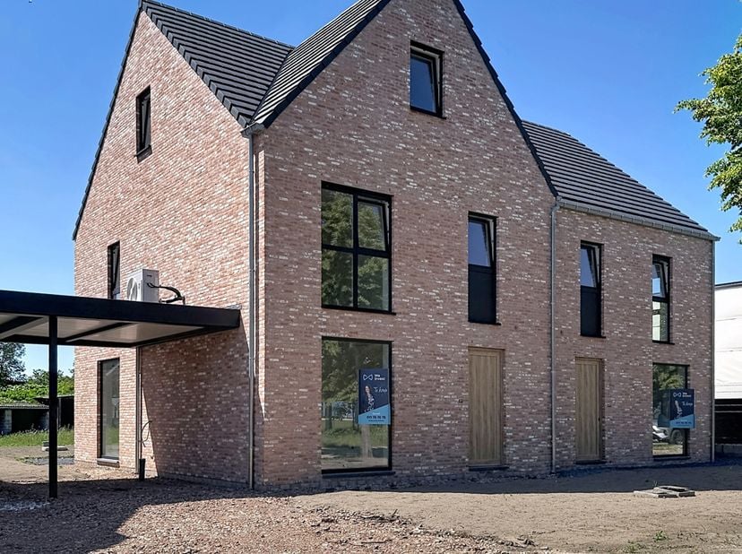 4 half vrijstaande nieuwbouwwoningen in een rustige woonwijk: Deze 2de woning van rechts  biedt 4 slaapkamers, carport en tuin. Volledig afgewerkt met