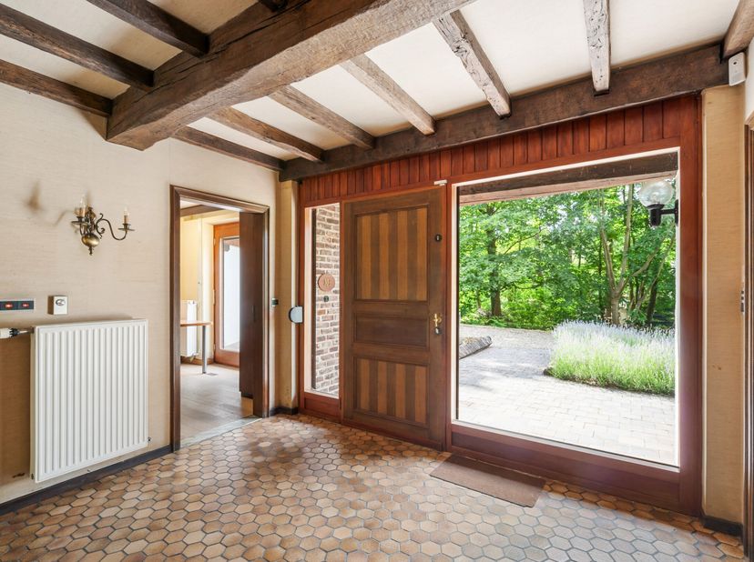 Deze ruime gezinswoning ligt in een bosrijke omgeving. De eigendom biedt zowel binnen als buiten zeer veel ruimte met zijn 4 slaapkamers, bureau, badk
