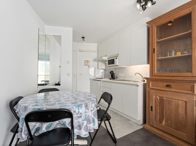 Instapklaar appartement in Koksijde, vlak bij de zeedijk en het centrum. Dit verzorgd appartement combineert een uitstekende ligging met een praktisch