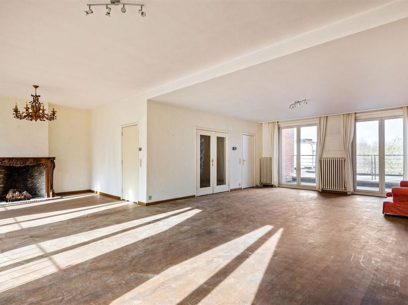 Op zoek naar ruimte, licht en charme? Dit uitzonderlijk ruim duplexappartement met een bewoonbare oppervlakte van maar liefst 212 m² biedt een unieke