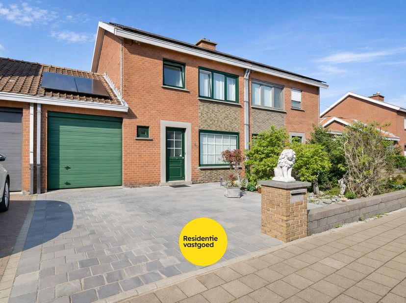 Welkom in Koningin Elisabethlaan 13, een gezellige woning gelegen in een rustige woonwijk te Izegem.<br />
In de nabije omgeving vindt u openbaar verv