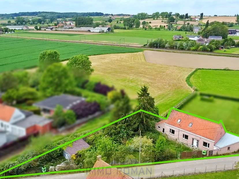 À proximité du centre du village de Petegem-aan-de-Schelde, commune de Wortegem-Petegem, se trouve cette maison à rénover, située sur un terrain de pa