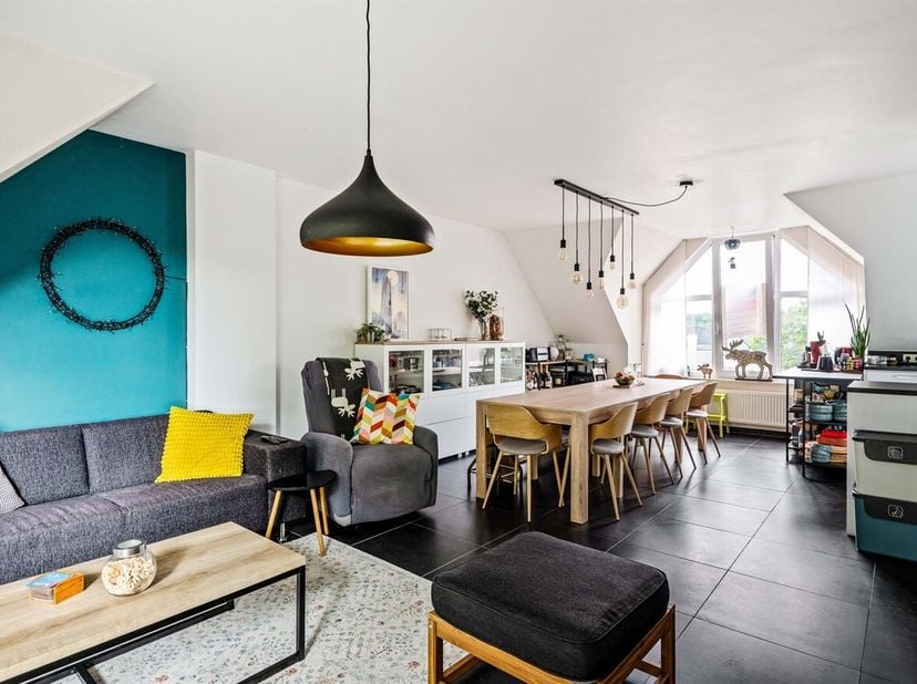 Dit appartementsgebouw, gebouwd in 2006, werd door de jaren heen perfect onderhouden. Gelegen in een autoluw en doodlopende straat geniet deze woning