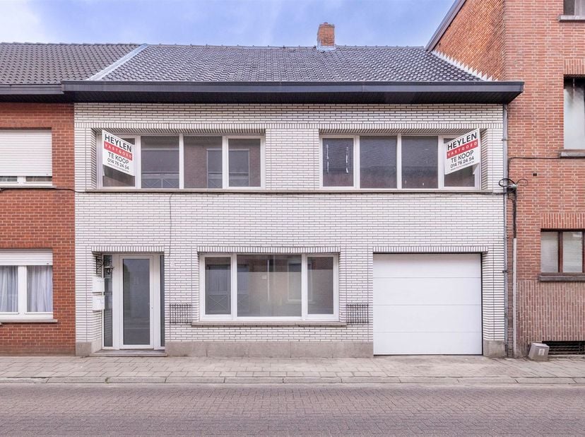 Deels verder af te werken/renoveren woning centrum Geel.<br />
<br />
De gelijkvloers heeft nog geen renovatie ondergaan, de bovenverdieping deels w