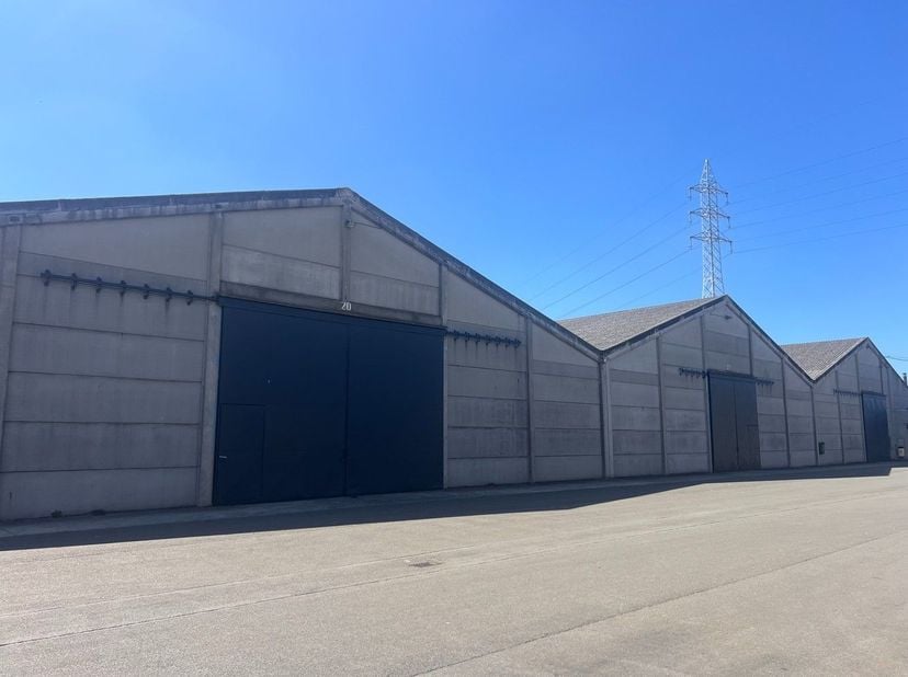 Het betreft twee industriële complexen met een totale stockage capaciteit van 35.000m². Het complex is gelegen in de industriezone van Kortrijk-Noord,