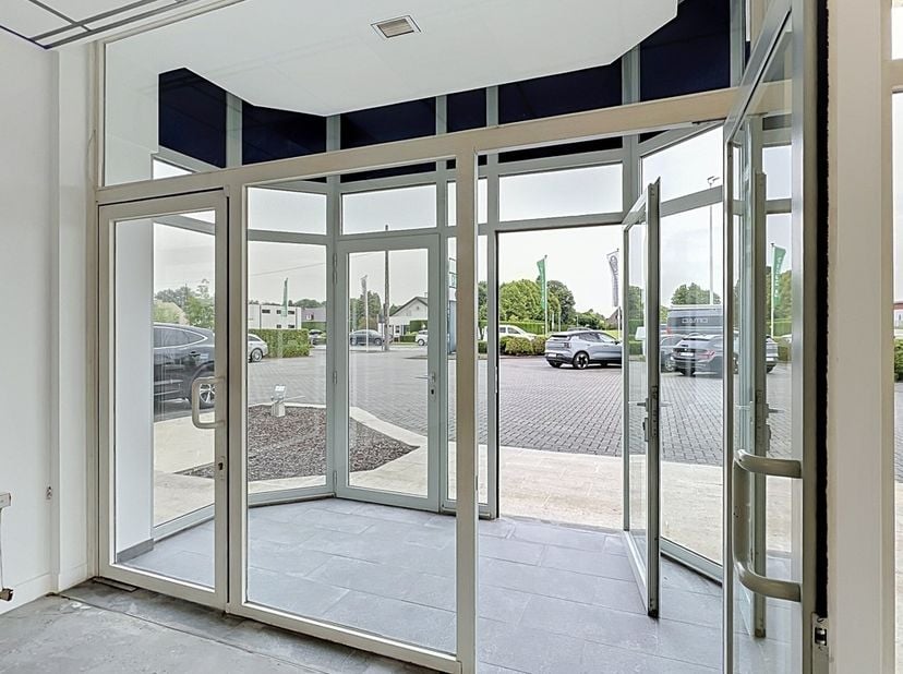 Benaderende OPPERVLAKTEN<br />
Kantoor/winkelruimte: 400m²<br />
Kelder: 100m²<br />
Ruime gemeenschappelijke parking.&amp;nbsp;<br />
<br />
INDELING:<br