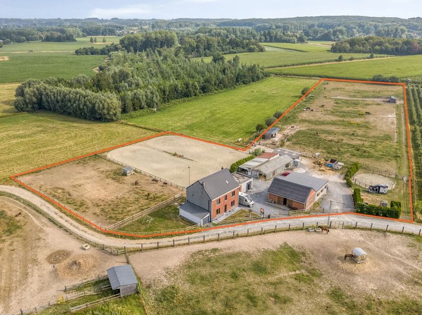 EERSTE BEZOEKDAG DINSDAG 25/8 VAN 16u00 TOT 19u00 (enkel op afspraak!)<br />
ASSE – Instapklare woning met stallen op ca. 1,8 ha en mogelijkheid tot a