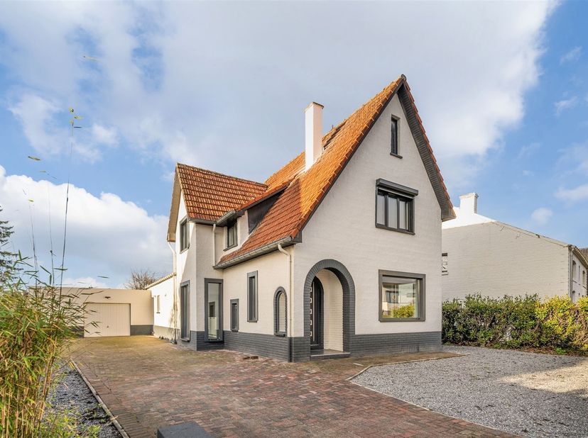 Nabij het centrum van Lanaken en op een steenworp afstand van Domein Pietersheim kan u deze gerenoveerde woning terugvinden. De woning dateert van 195