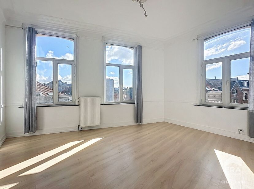 uartier Saint-Boniface.Situé au cur du quartier Saint-Boniface à Ixelles, cet appartement 2 chambres de 69 m² (surface brute PEB) vous séduira par sa