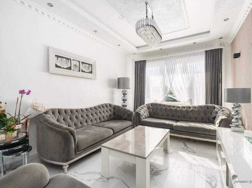 Maison mitoyenne prête à emménager, comprenant 3 chambres, deux annexes spacieuses et un jardin ensoleillé<br />
<br />
<br />
<br />
Vous recherche
