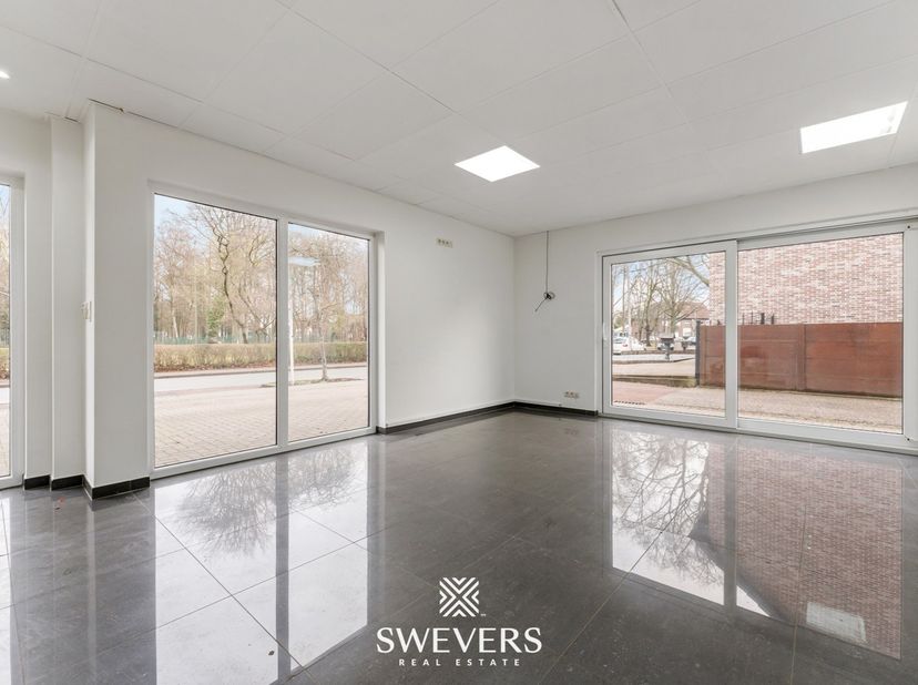 Interesse? Meer informatie op www.SWEVERS.be. - Dit verzorgde handelspand op het gelijkvloers, gelegen in de Rode Kruisstraat 2 in Heusden-Zolder, com