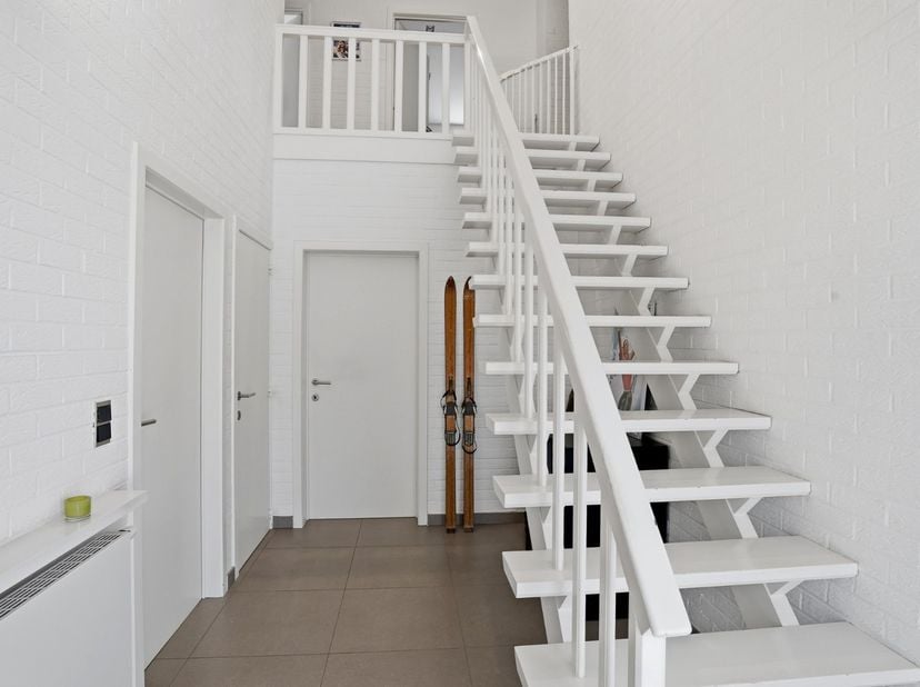 Rustig gelegen alleenstaande woning met prachtige tuin op een perceel van 980 m² in een residentiële woonwijk te Eernegem. Deze ruime gezinswoning bes