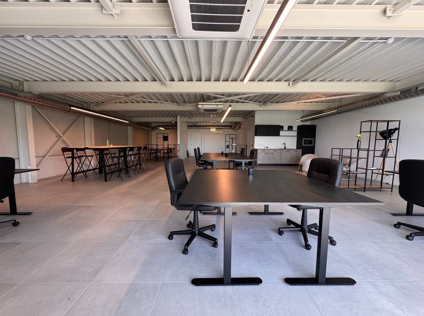 Deze instapklare kantoorruimte van +/- 177 m² is gelegen op de bedrijvensite Tintersweghe in Blankenberge, een gevestigde bedrijvenzone waar tal van o
