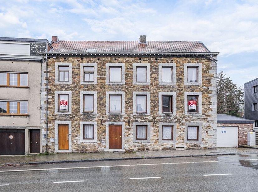 Bel immeuble de rapport à HEUSY, composé de trois 3 appartements, en ordre urbanistique.Les trois appartements se composent comme suit :1) 1 chambre,
