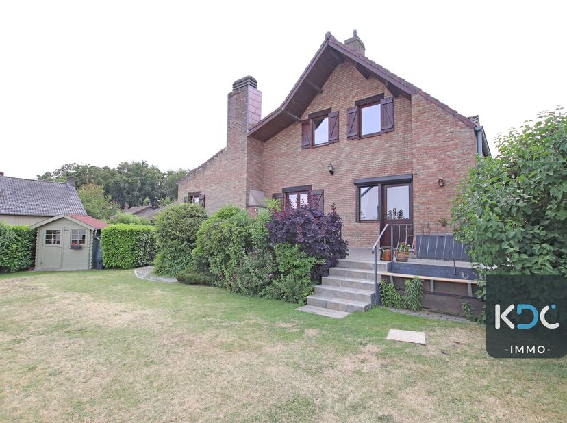 Aangename woning met veel lichtinval gelegen in een zeer rustige wijk te Overijse (Tombeek). Recente verwarmingsketel op gas, dubbele beglazing, airco
