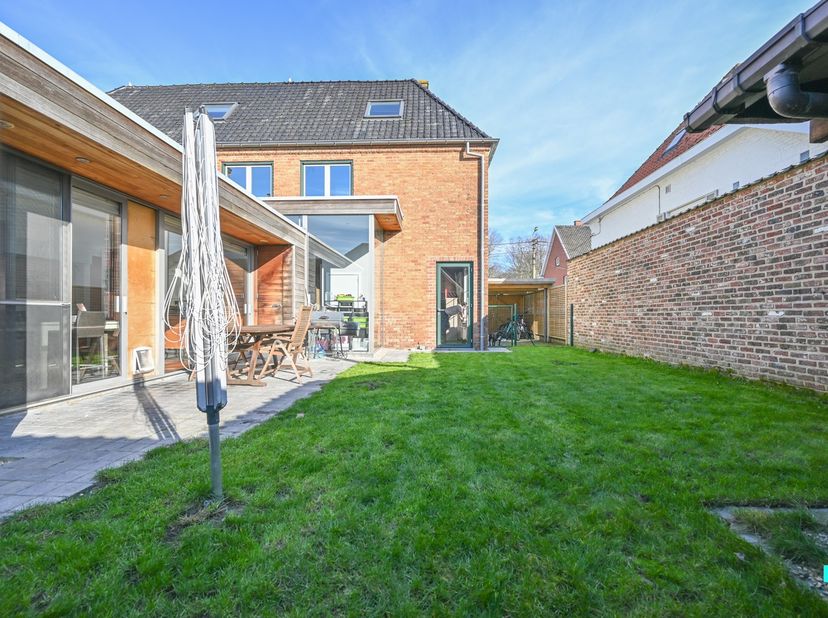Deze instapklare eigendom in het centrum van Nieuwenhove (Waregem) biedt maar liefst 495 m² bruikbare oppervlakte (volgens EPC-attest) op een zonnig e