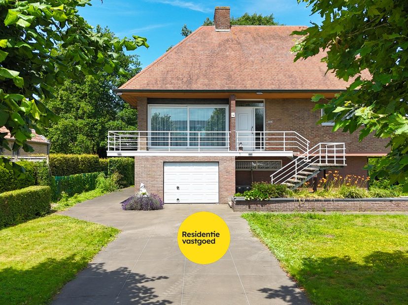 Welkom in de Oude Gentweg 68 te Torhout, een ruime en lichtrijke gezinswoning op een prachtig perceel van 900 m². Dankzij de gunstige ligging bevindt
