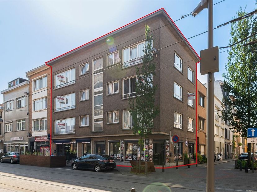 Situation : Situé au 36-38 de la Van Kerckhovenstraat, à 2060 Anvers, cet immeuble de rapport bénéficie d'un emplacement central à proximité des comme