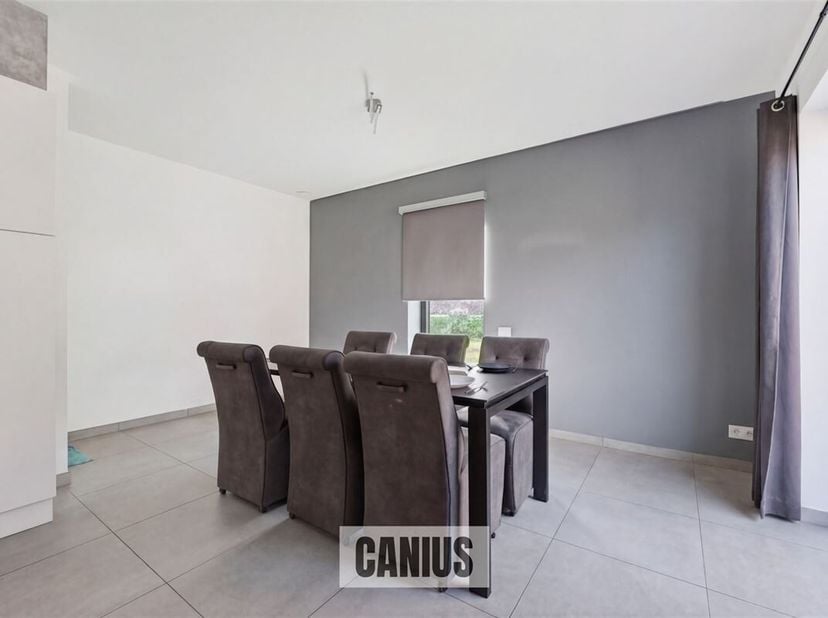 LEUKE WONING MET 3 SLPKS  NABIJ HET CENTRUM<br />
Op zoek naar een instapklare woning in Sint-Truiden? Deze energiezuinige woning maakt deel uit van R