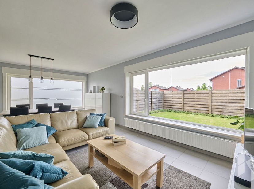 Mooie, instapklare woning met een lichtrijke woonkamer, 3 slaapkamers en een inpandige garage gelegen op een hoekperceel van 509 m² in een rustige buu