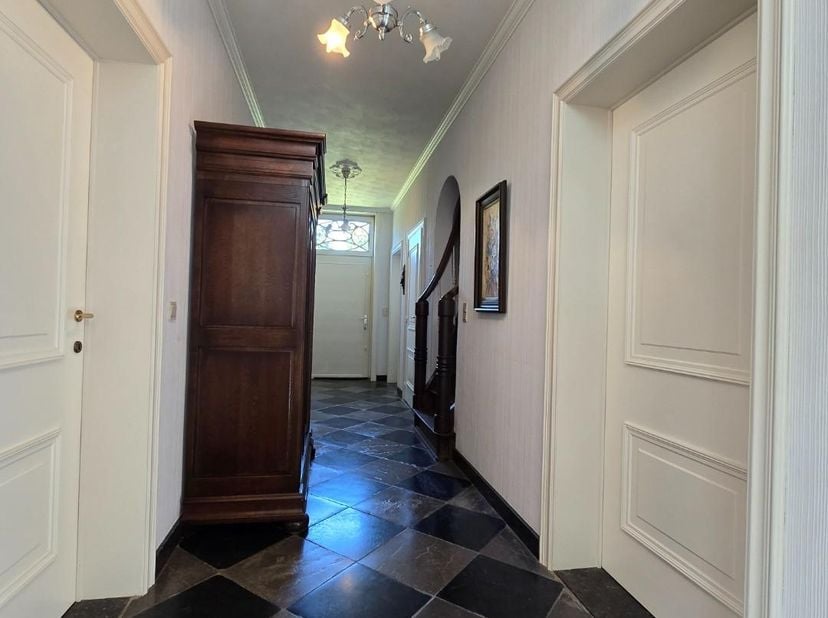 Deze karaktervolle gezinswoning is gelegen op een perceel van 17are 23ca en beschikt over 4 slaapkamers, een garage en prachtige tuin in het centrum v