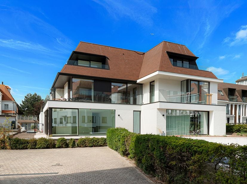 Prachtig gelijkvloers nieuwbouwappartement op een boogscheut van de zeedijk.<br />
Inkom met gastentoilet en vestiaire, ruime zeer lichtrijke woonkame