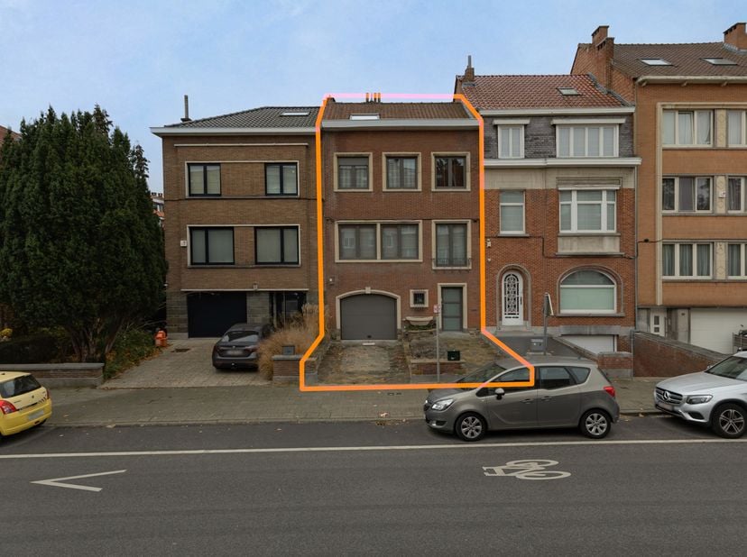 Deze karaktervolle woning werd afgewerkt met kwaliteitsvolle materialen en bevindt zich in perfecte staat van onderhoud.<br />
Op het gelijkvloers bev