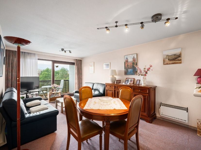 Appartement in Koksijde met prachtig zeezicht en zicht op de duinen, gelegen in een groene omgeving vlak bij openbaar vervoer en de kust. Dit verzorgd