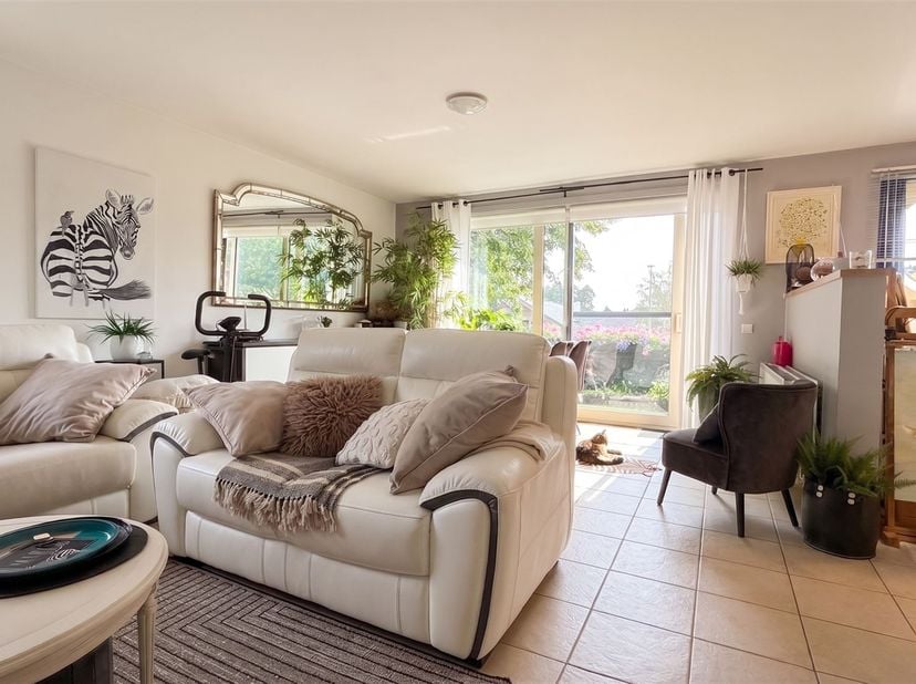 Wil jij een eigen pand om een mooie, veilige thuis te creëren? Of zoek je een investering om te verhuren? Dit charmante hoek-appartement van 64 m², ge