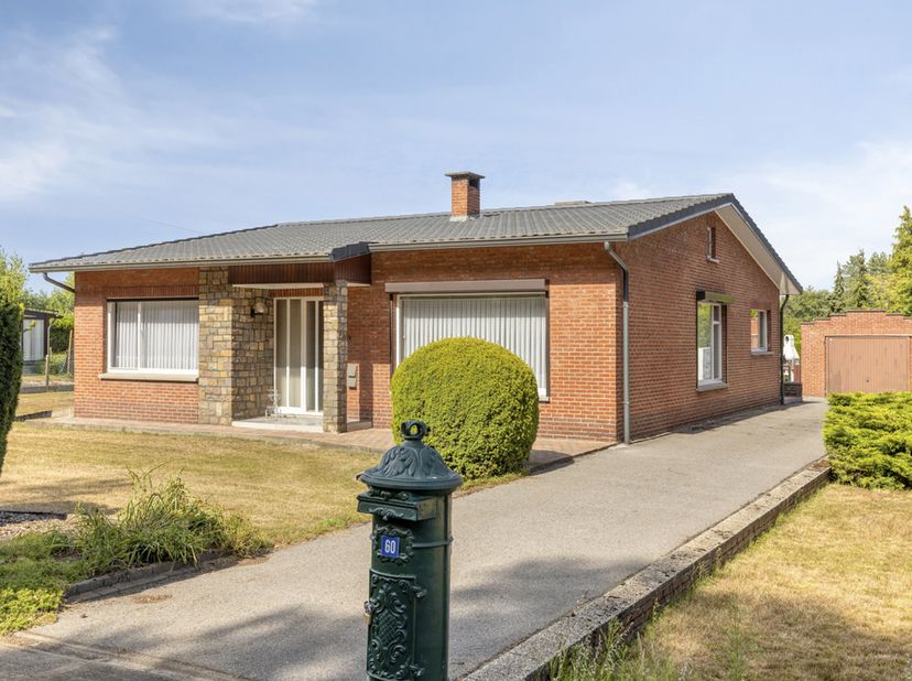 Perfect onderhouden gelijkvloerse woning met 3 slaapkamers, gelegen op een ruim perceel van maar liefst 1265 m².<br />
<br />
Deze unieke woning heeft