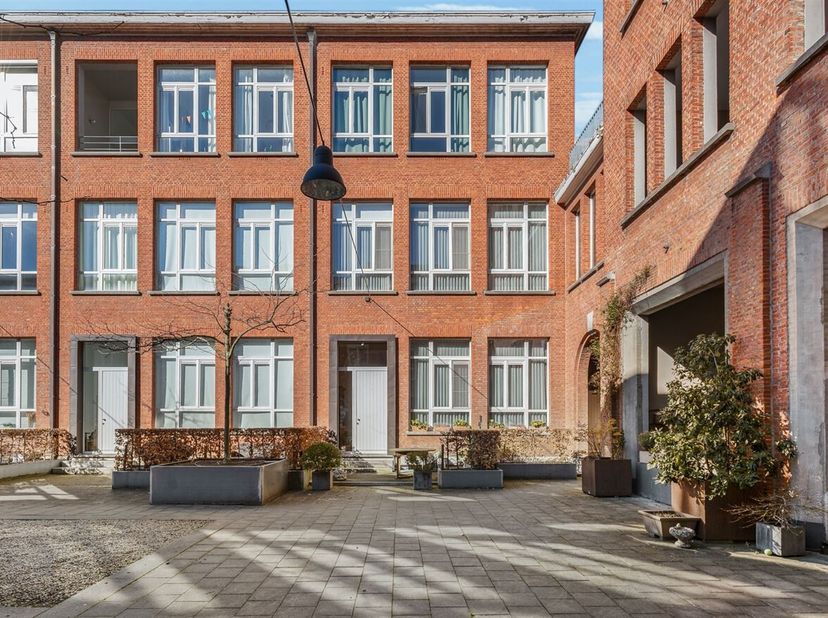 Appartement duplex clé en main (138 m²) dans le prestigieux projet résidentiel de la Mère Jeanne<br />
Situation<br />
Situé au coeur du quartier anim