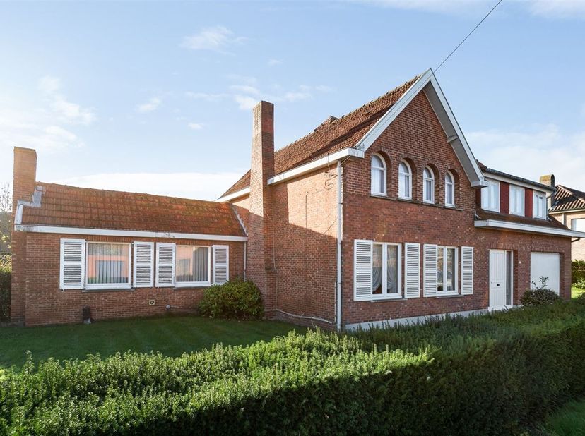 Zeer ruime, te renoveren woning met ca 2.165 m² grond en een bijgebouw van  ca 8.10 m x 11.80m. De woning situeert zich op fietsafstand van het centru