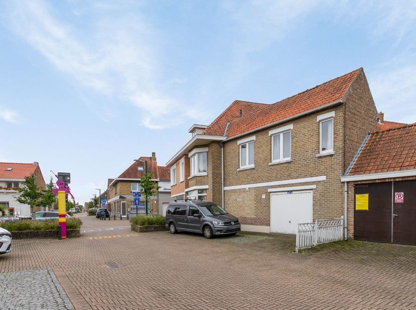 Interessante investeringseigendom / multifunctionele (handels)woning te koop in De Panne<br />
<br />
Bent u op zoek naar een grote ééngezinswoning,&amp;n